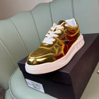 Valentino Rockstud মেটালিক সোনা এবং লাল লাইফস্টাইল স্নিকার্স