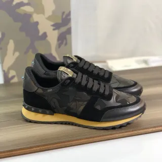 Valentino Rockstud Star-Print কালো এবং সরিষা লাইফস্টাইল স্নিকার্স