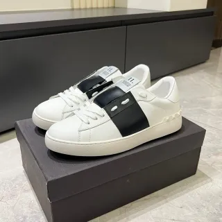 Valentino Rockstud সাদা এবং কালো চামড়ার স্টাড লाइফস্টাইল স্নিকার