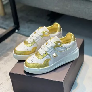 Valentino Rockstud सफेद और गोल्ड प्लेटफॉर्म लाइफस्टाइल स्नीकर