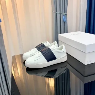 Valentino Rockstud সাদা এবং নেভি চামড়া লাইফস্টাইল স্নিকার