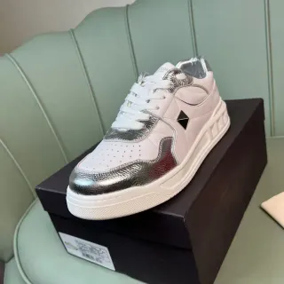 Valentino Rockstud सफेद और चाँदी धातु जीवन शैली स्नीकर