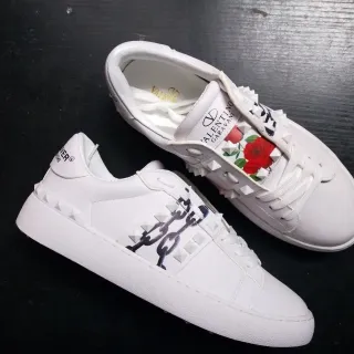 Valentino Rockstud Tênis Lifestyle de Couro Branco com Corrente Floral e Stud