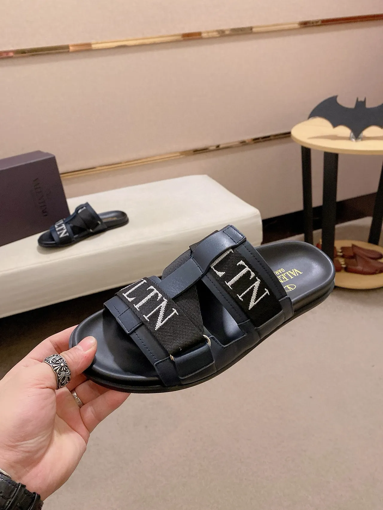 Valentino VLTN Slide नेवी ब्लू और ब्लैक चप्पल 3