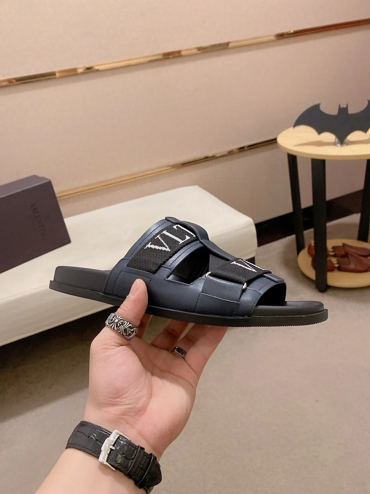 Valentino VLTN Slide नेवी ब्लू और ब्लैक चप्पल 4
