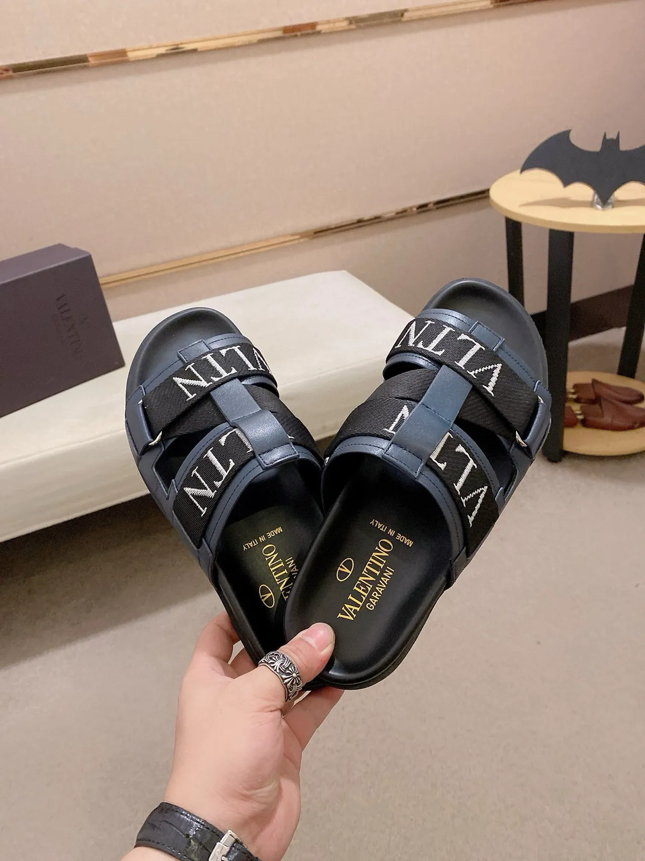 Valentino VLTN Slide नेवी ब्लू और ब्लैक चप्पल 5