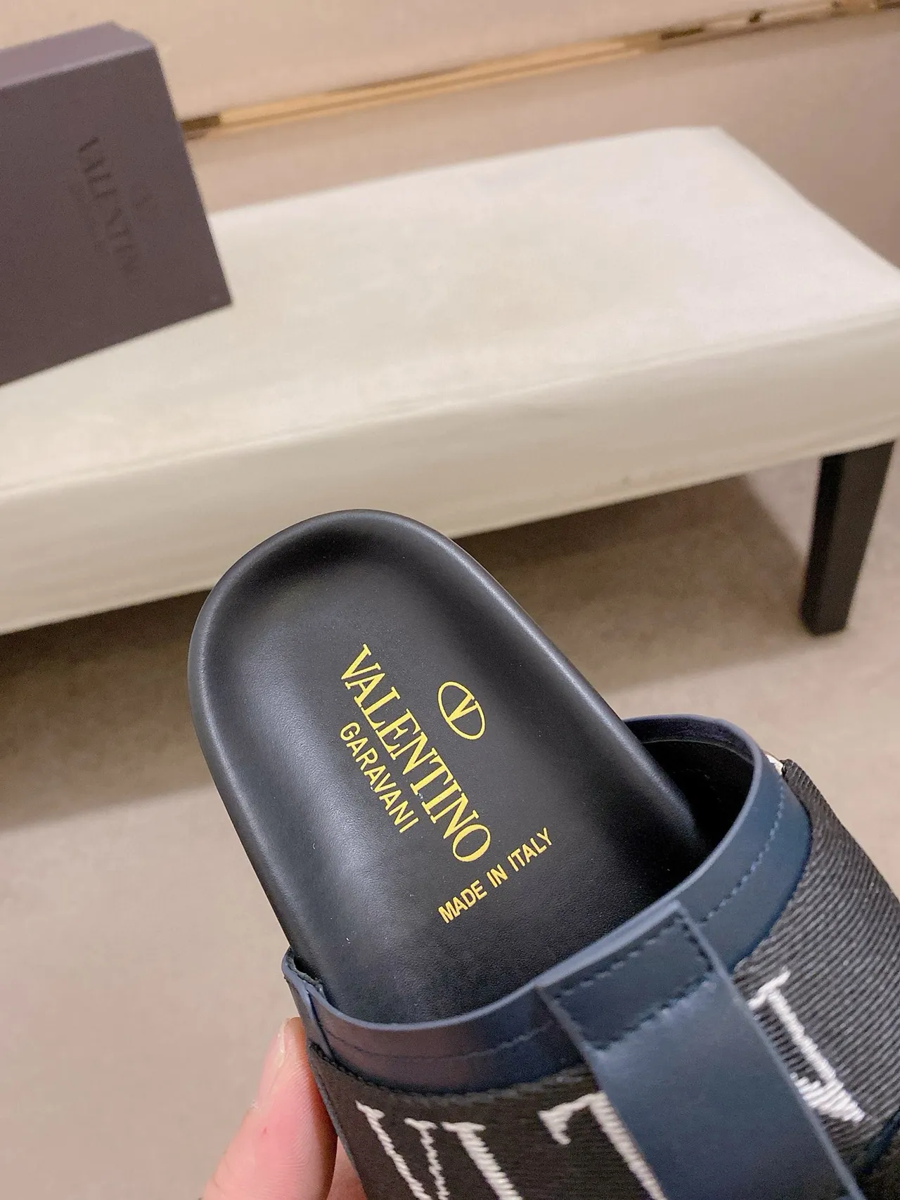 Valentino VLTN Slide नेवी ब्लू और ब्लैक चप्पल 6