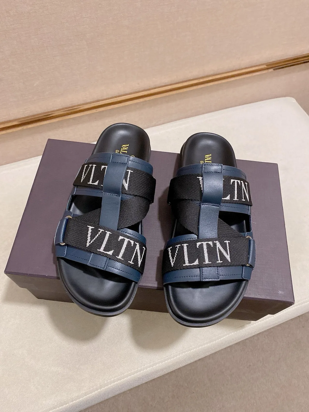 Valentino VLTN Slide नेवी ब्लू और ब्लैक चप्पल 7