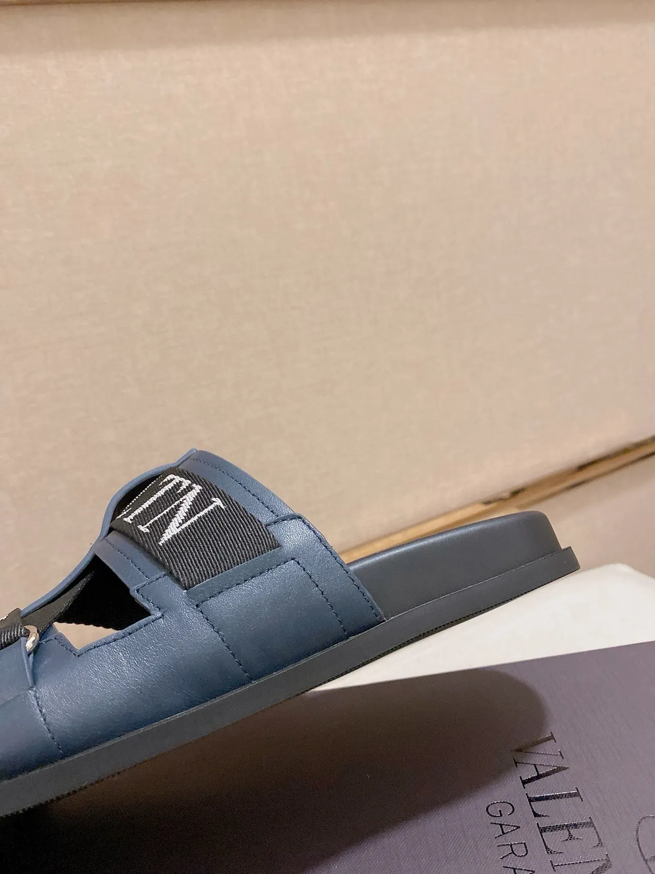 Valentino VLTN Slide नेवी ब्लू और ब्लैक चप्पल 8