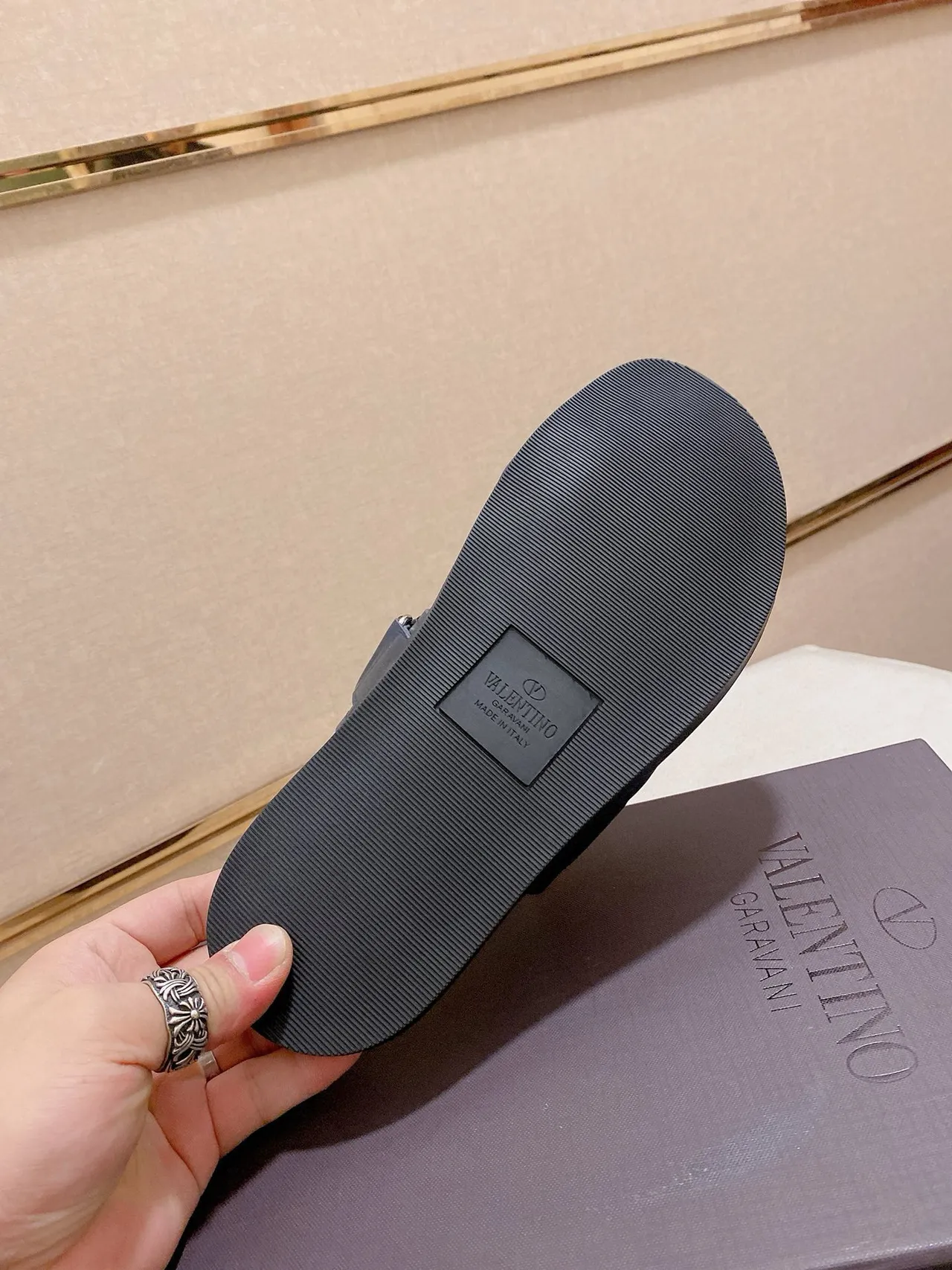 Valentino VLTN Slide नेवी ब्लू और ब्लैक चप्पल 9