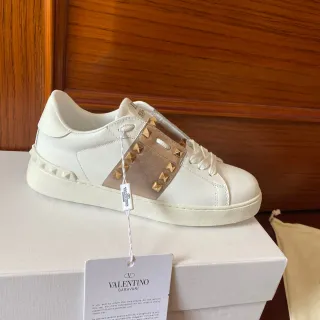 Valentino tênis lifestyle de couro branco e dourado com studs de pirâmide