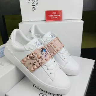 Valentino tênis lifestyle de couro branco rosa blush com tira studded