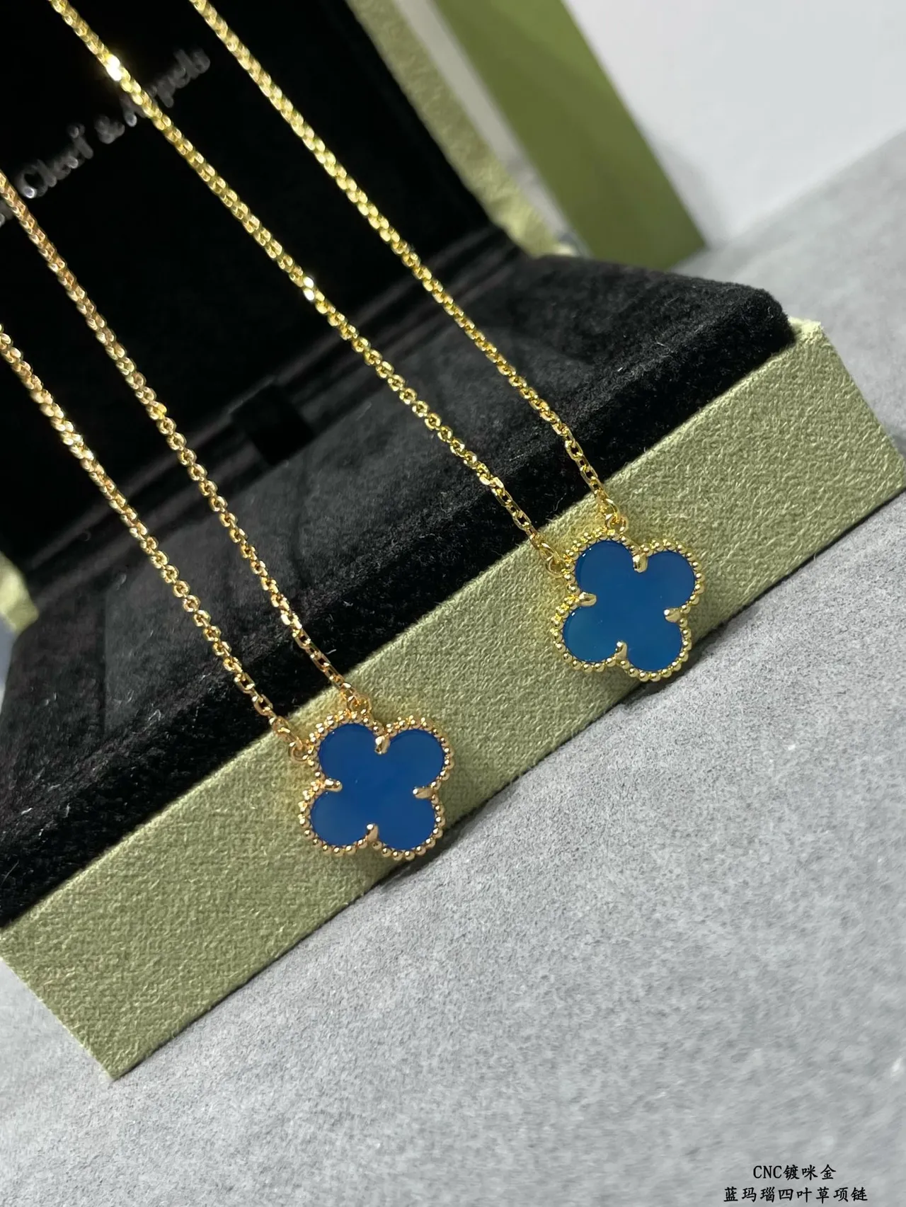 Van Cleef & Arpels Alhambra नीली इनामेल चार पत्तों का क्लोवर माला 2