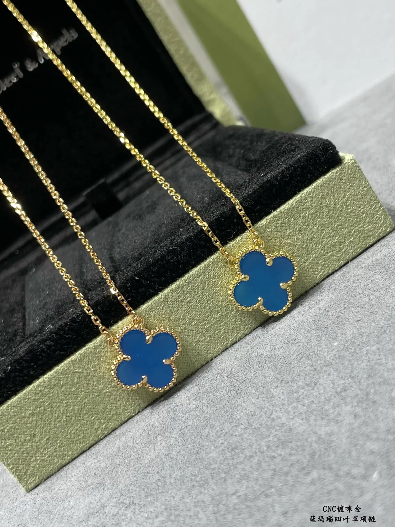 Van Cleef & Arpels Alhambra नीली इनामेल चार पत्तों का क्लोवर माला 3