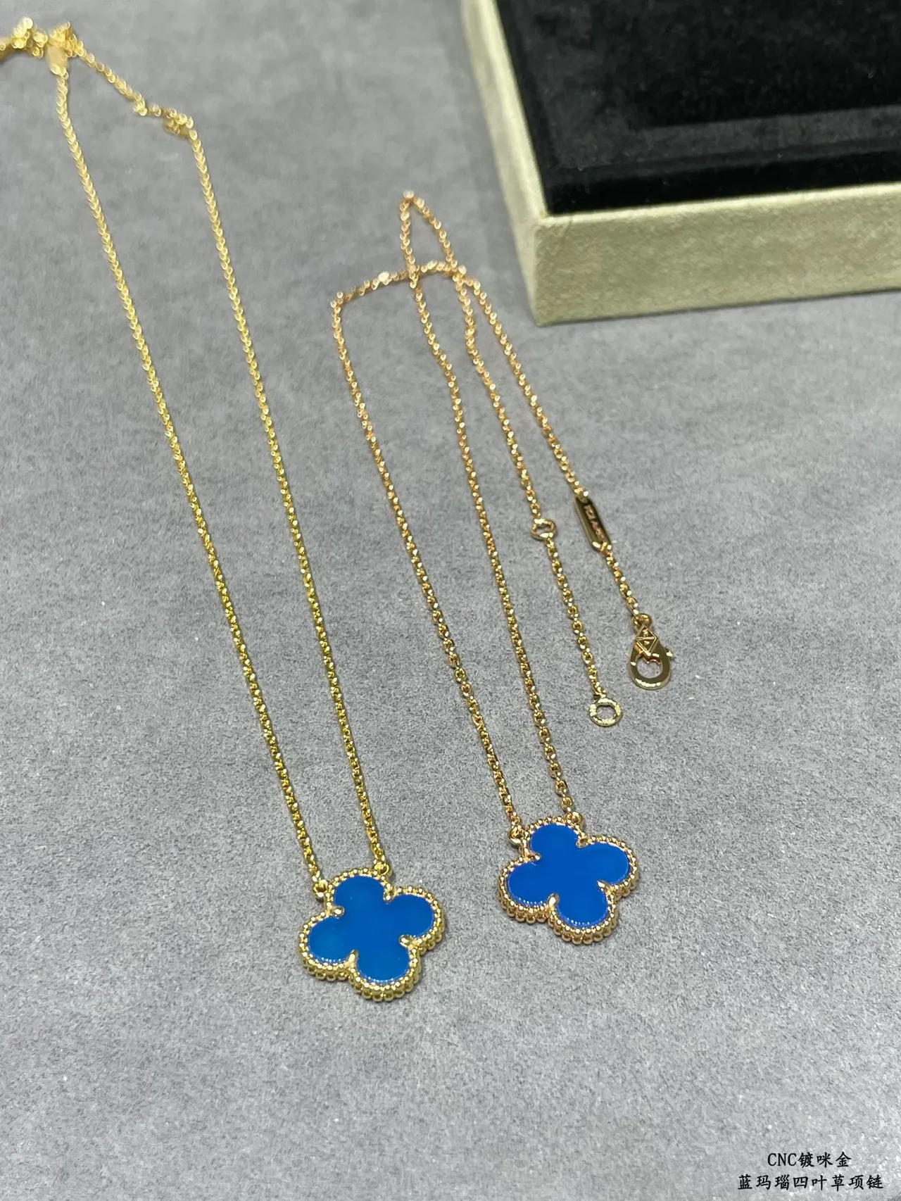 Van Cleef & Arpels Alhambra नीली इनामेल चार पत्तों का क्लोवर माला 4