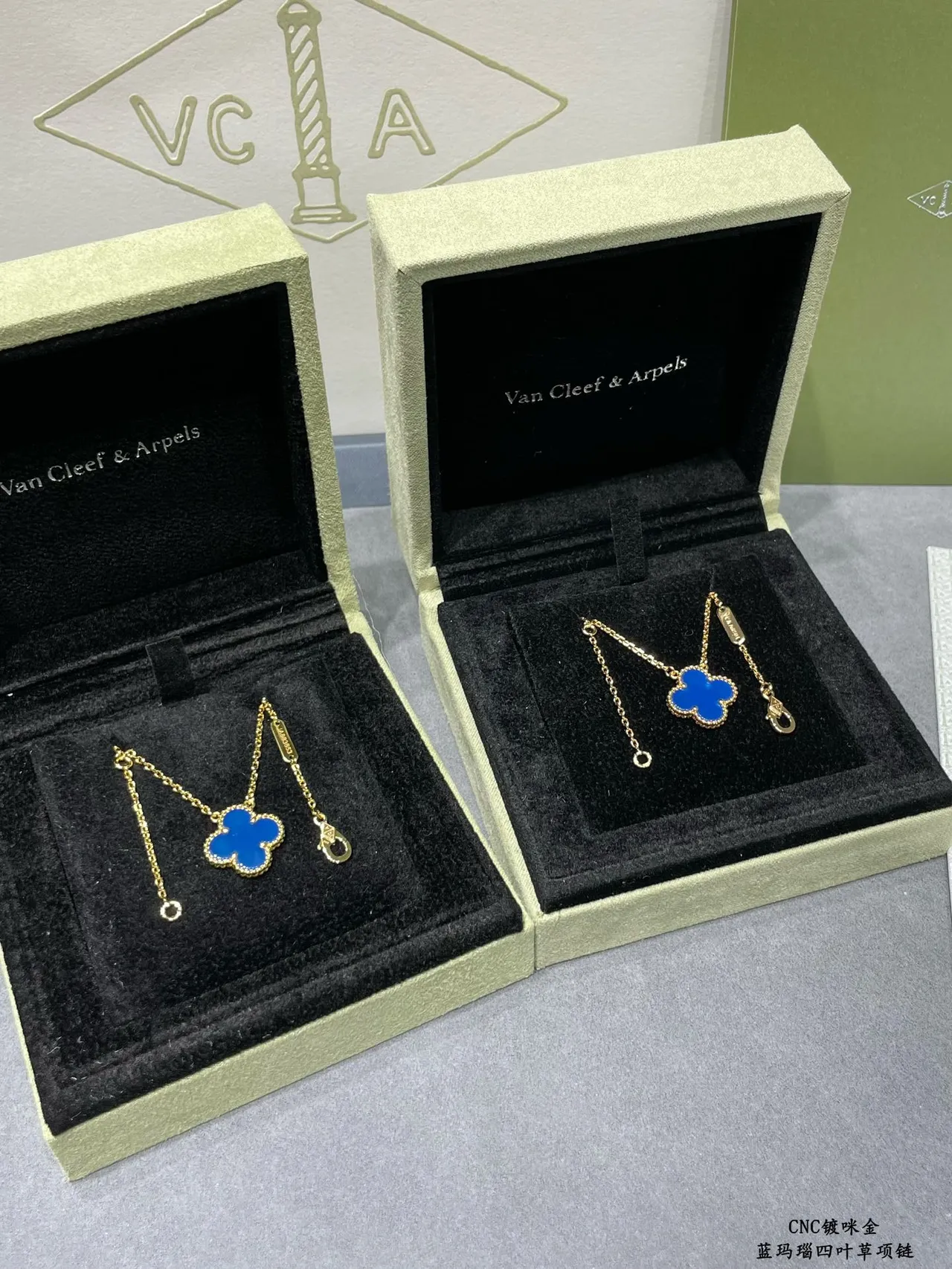 Van Cleef & Arpels Alhambra नीली इनामेल चार पत्तों का क्लोवर माला 6