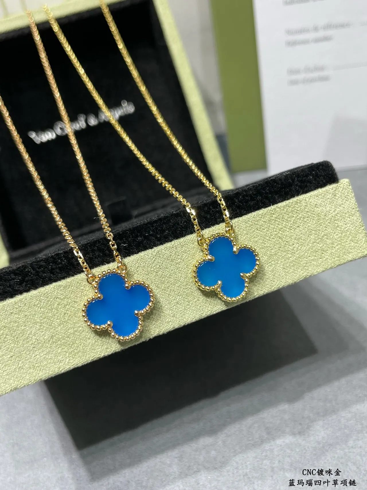 Van Cleef & Arpels Alhambra नीली इनामेल चार पत्तों का क्लोवर माला 7