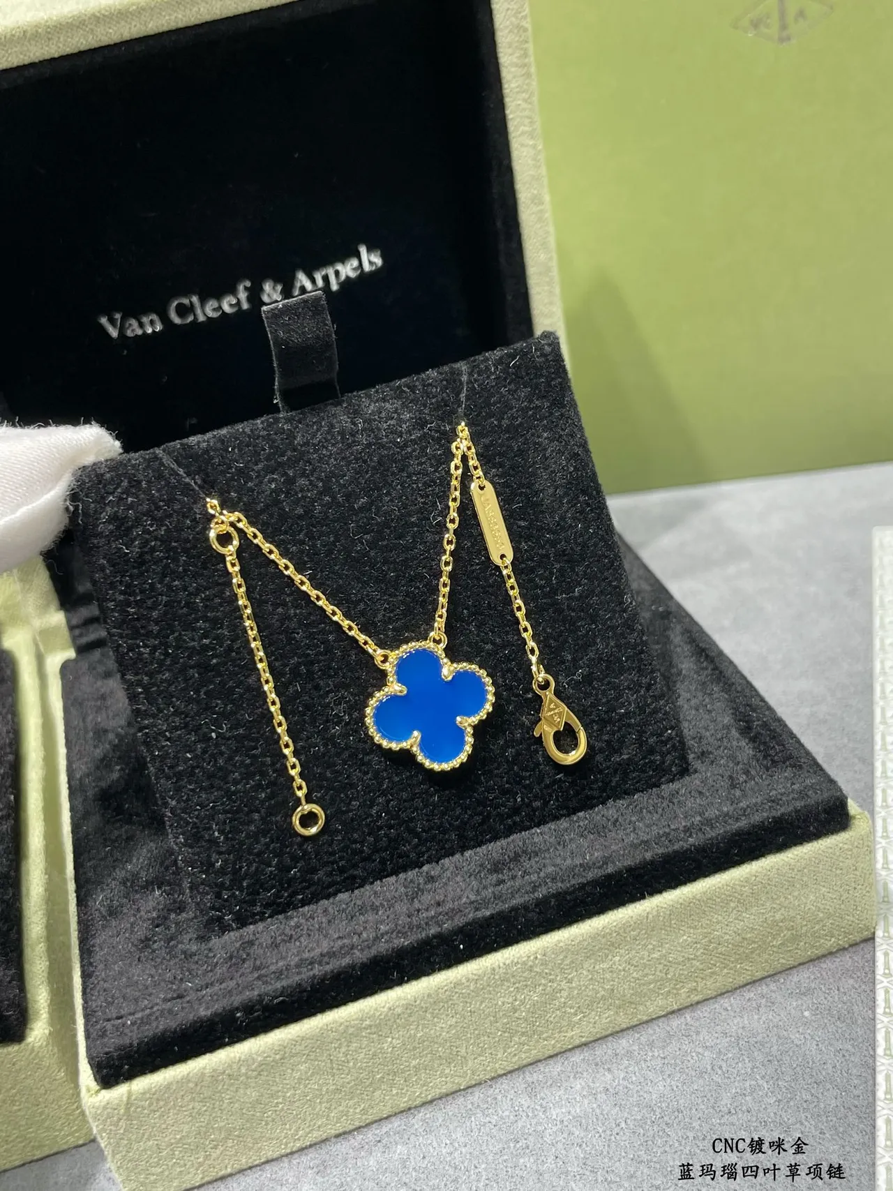 Van Cleef & Arpels Alhambra नीली इनामेल चार पत्तों का क्लोवर माला 8