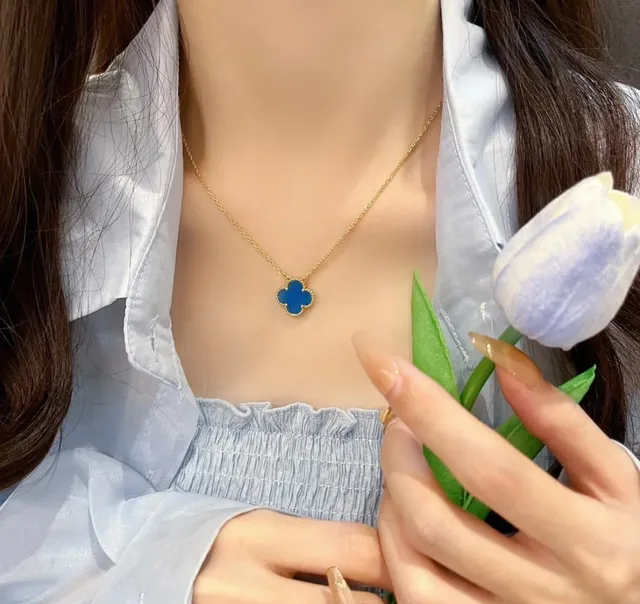 Van Cleef & Arpels Alhambra नीली इनामेल चार पत्तों का क्लोवर माला 9