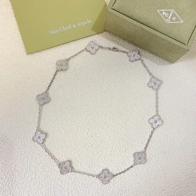 Van Cleef & Arpels Alhambra Or Argent Quatrefoil Motif Floral Texturé Métal Granulé Collier 2