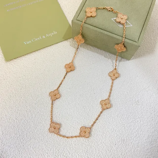 Van Cleef & Arpels Alhambra Or Argent Quatrefoil Motif Floral Texturé Métal Granulé Collier 3