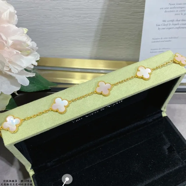 Van Cleef & Arpels Alhambra Bracelet en perle mère rose trèfle à cinq feuilles 7