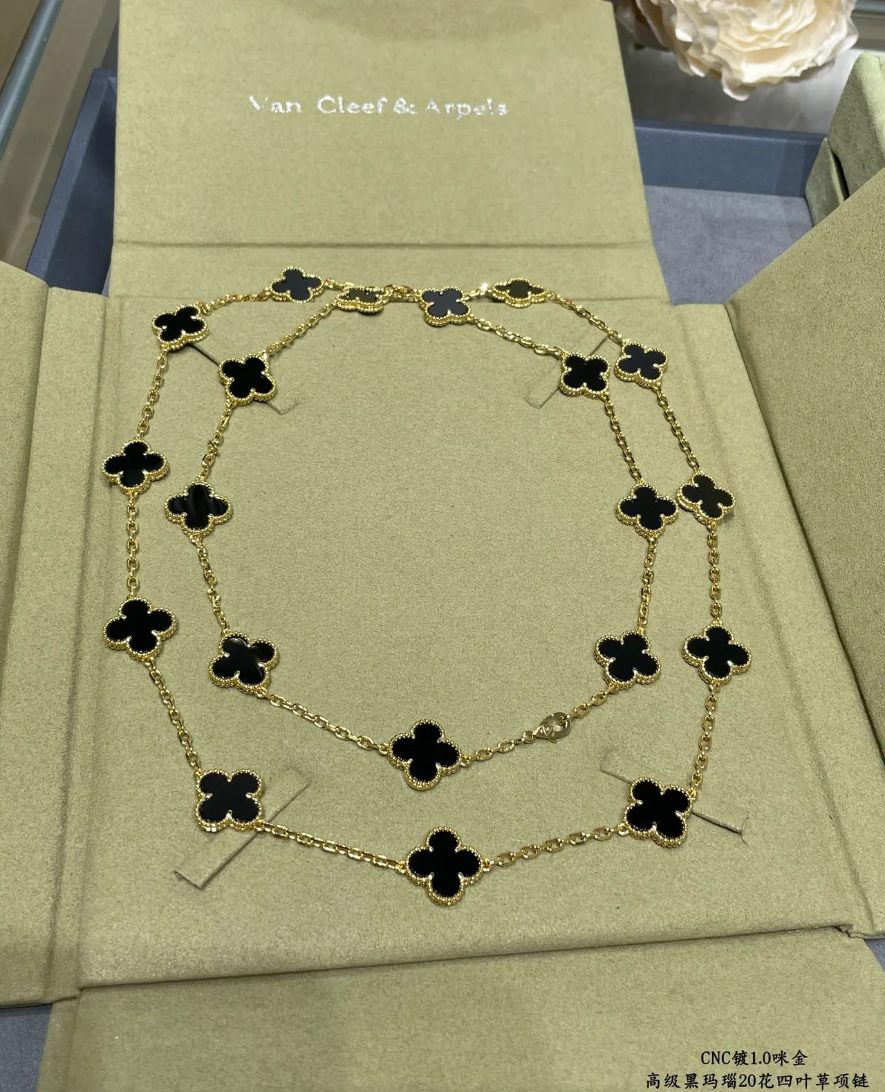 Van Cleef & Arpels Alhambra 20 Motif colar de ônix preto e ouro 3