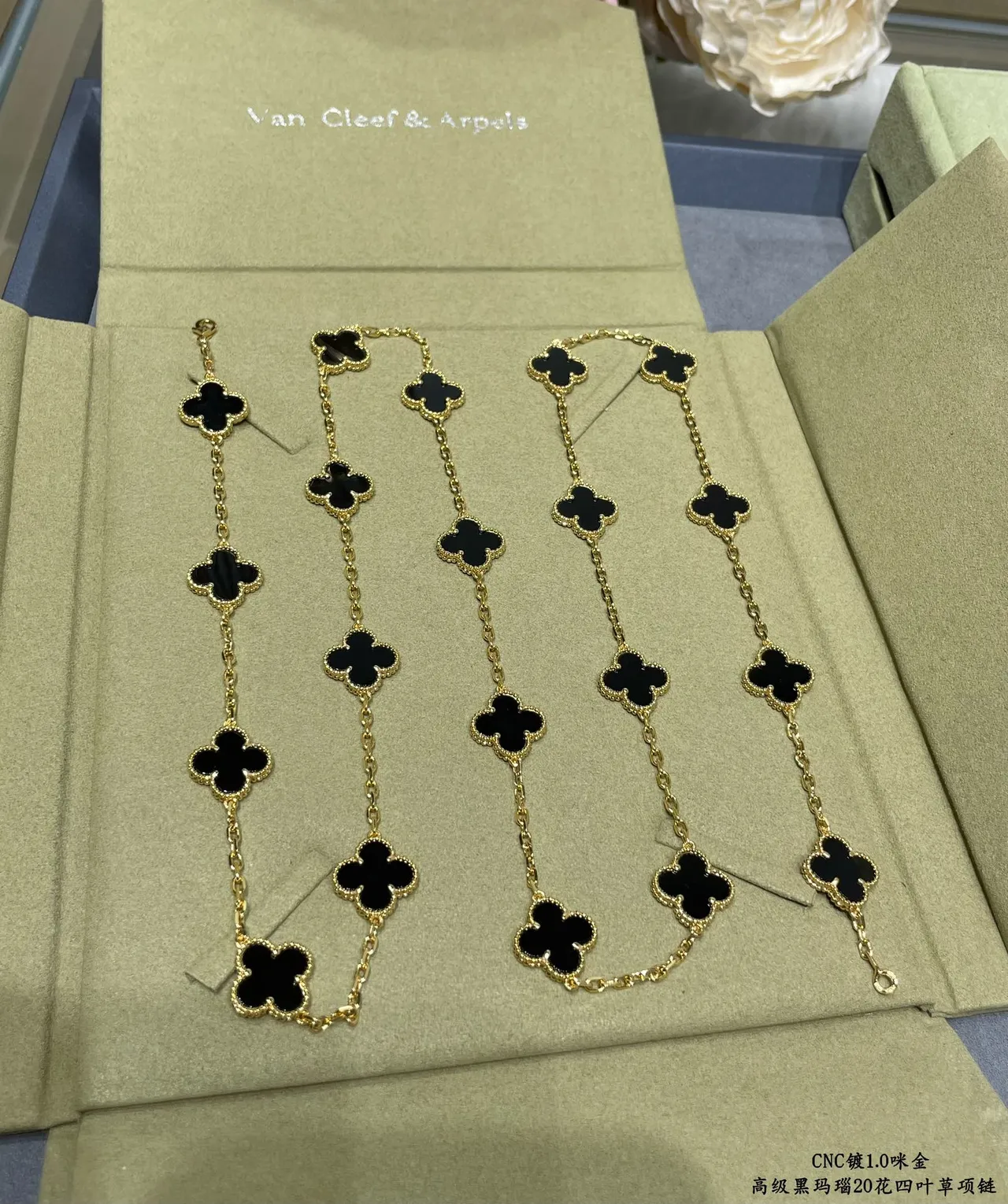 Van Cleef & Arpels Alhambra 20 Motif colar de ônix preto e ouro 4