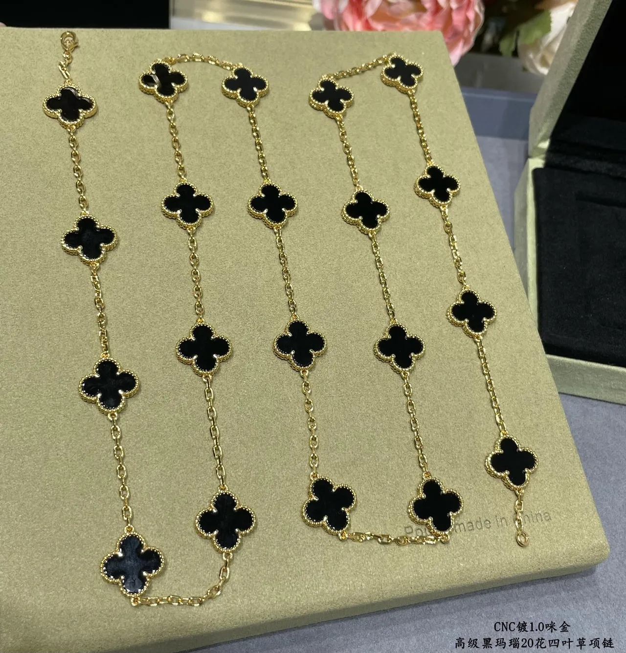 Van Cleef & Arpels Alhambra 20 Motif colar de ônix preto e ouro 5