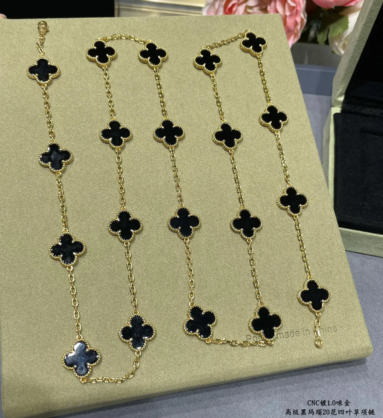 Van Cleef & Arpels Alhambra 20 Motif colar de ônix preto e ouro 6