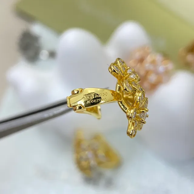 Van Cleef & Arpels Alhambra 花 Pavé 耳环 3