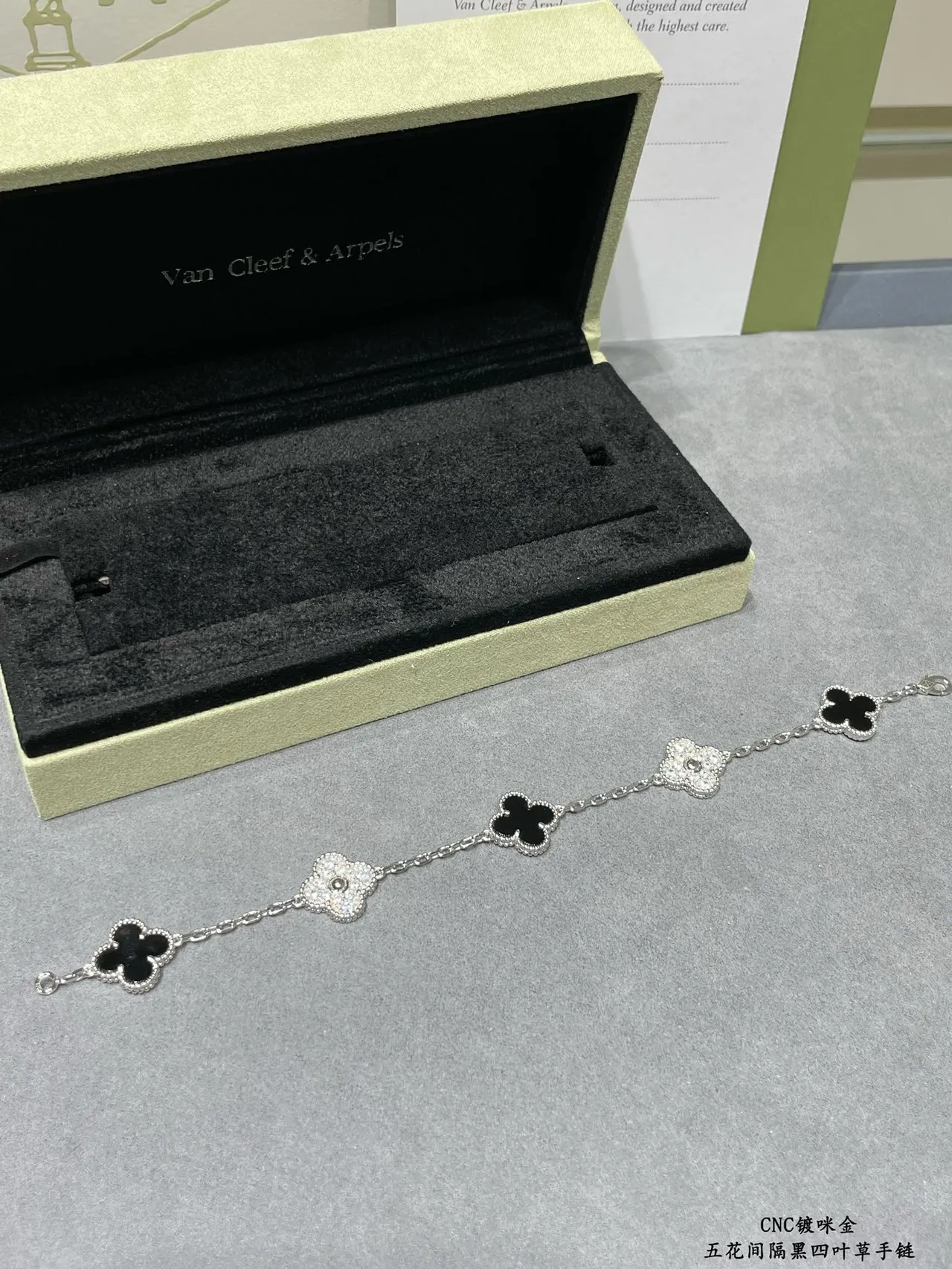 Van Cleef & Arpels Alhambra চার পাতার ক্লোভার ব্রেসলেট 6