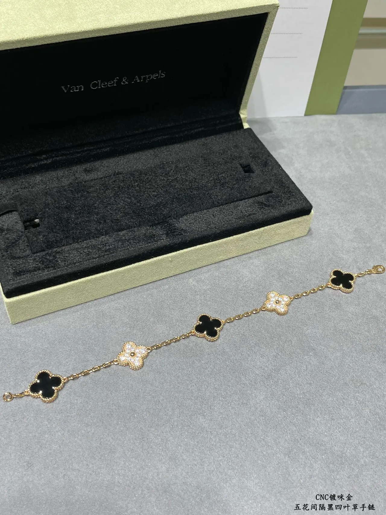 Van Cleef & Arpels Alhambra চার পাতার ক্লোভার ব্রেসলেট 7