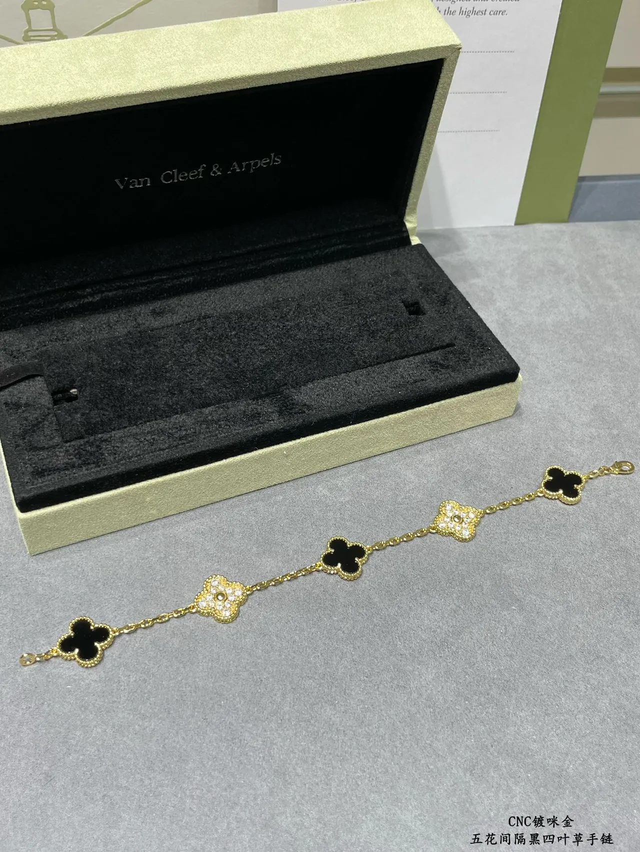 Van Cleef & Arpels Alhambra চার পাতার ক্লোভার ব্রেসলেট 8