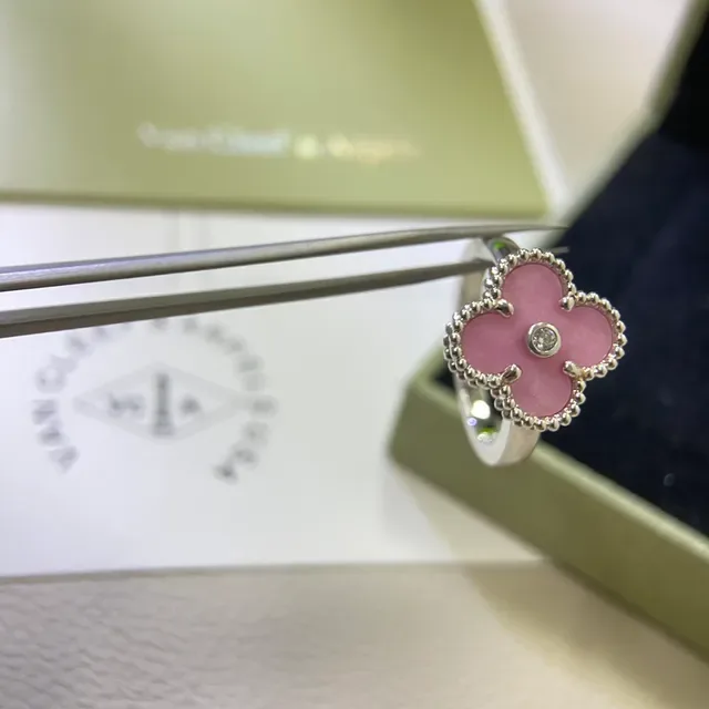 Van Cleef & Arpels Alhambra गुलाबी एनामेल क्लोवर मोटिफ रिंग्स 2