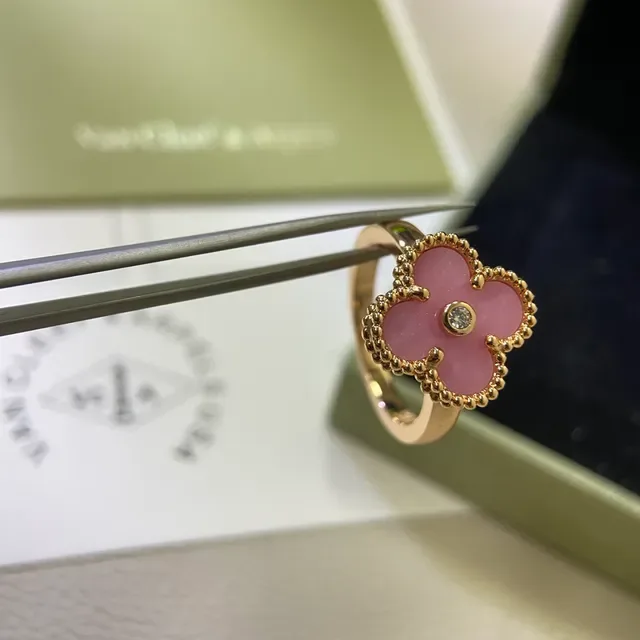 Van Cleef & Arpels Alhambra गुलाबी एनामेल क्लोवर मोटिफ रिंग्स 3