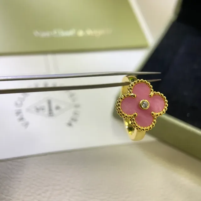 Van Cleef & Arpels Alhambra गुलाबी एनामेल क्लोवर मोटिफ रिंग्स 4