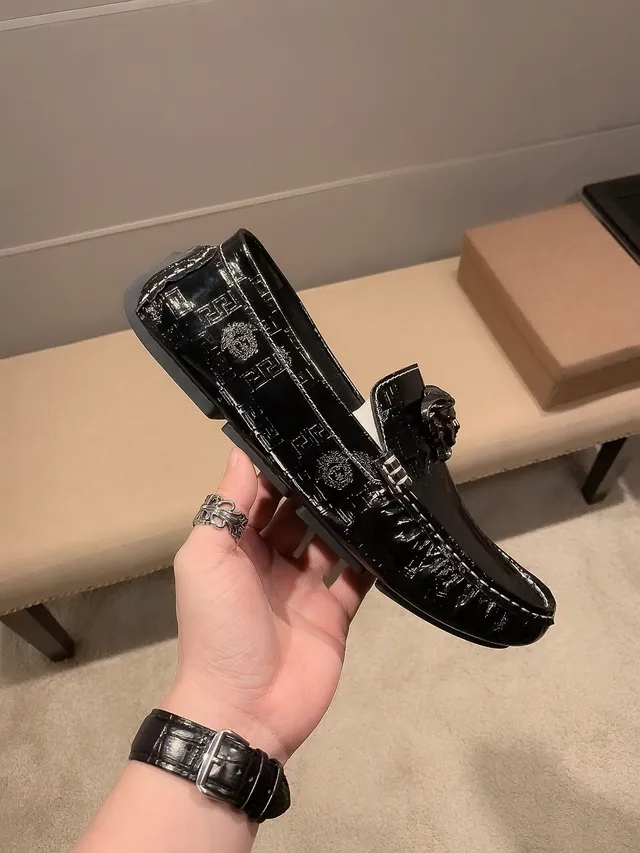 Versace Zapato Negro Dorado Brillante de Cuero Patentado Esculpido con Cabeza de Medusa Loafer 2