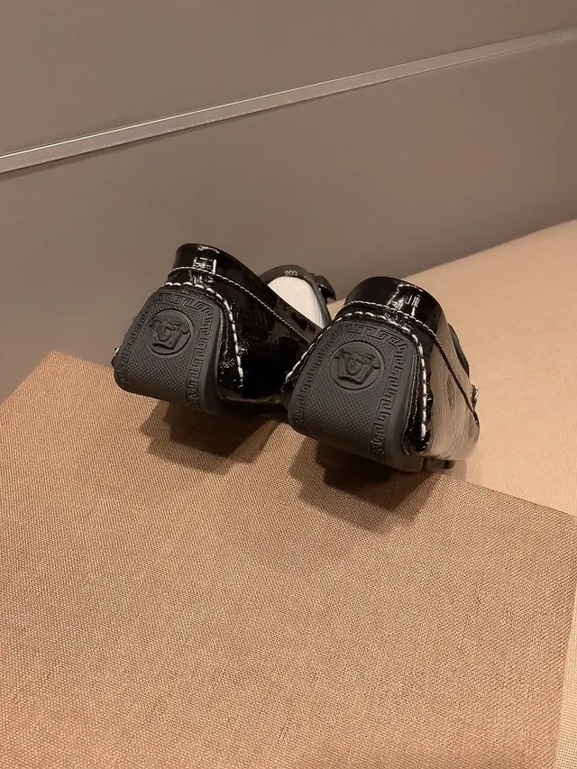 Versace Zapato Negro Dorado Brillante de Cuero Patentado Esculpido con Cabeza de Medusa Loafer 3