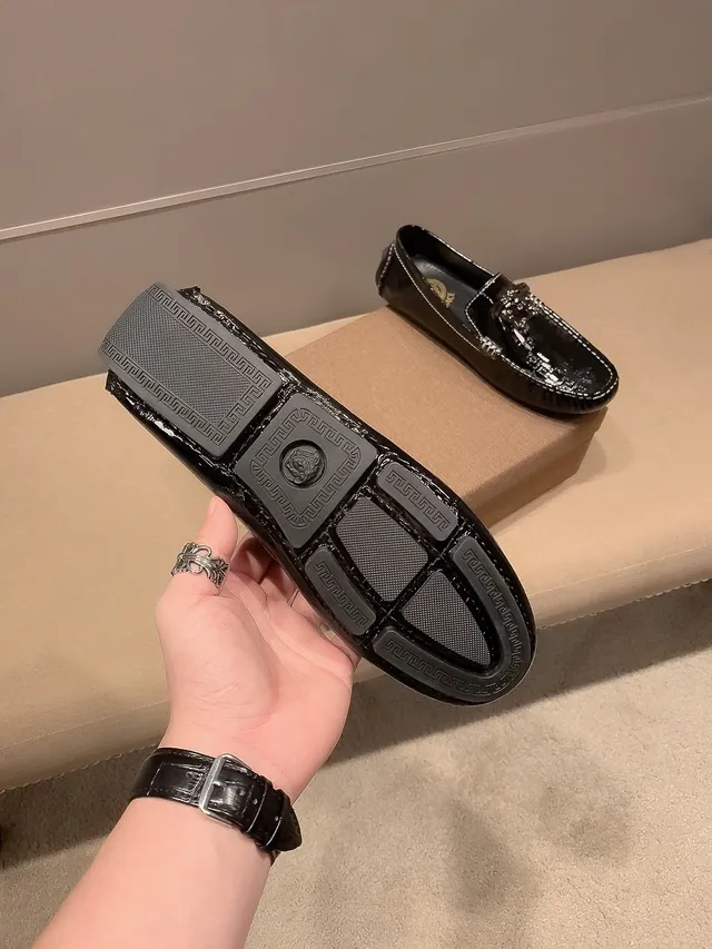 Versace Zapato Negro Dorado Brillante de Cuero Patentado Esculpido con Cabeza de Medusa Loafer 4