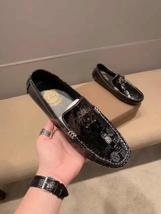 Versace Zapato Negro Dorado Brillante de Cuero Patentado Esculpido con Cabeza de Medusa Loafer 5