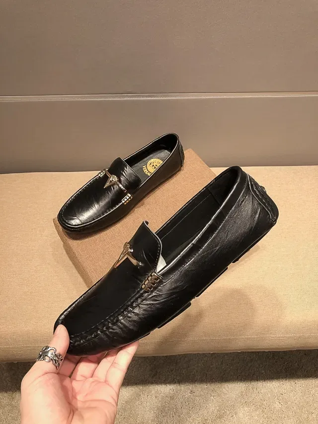 Versace أسود ذهبي جلد Medusa-Bit Buckle لوفر 8