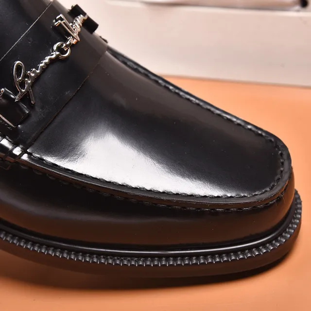 Versace Chain Reaction حذاء ليوفر جلد أسود مع حصان 3