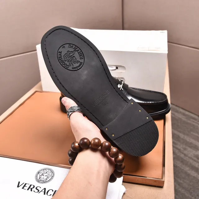 Versace Chain Reaction حذاء ليوفر جلد أسود مع حصان 5