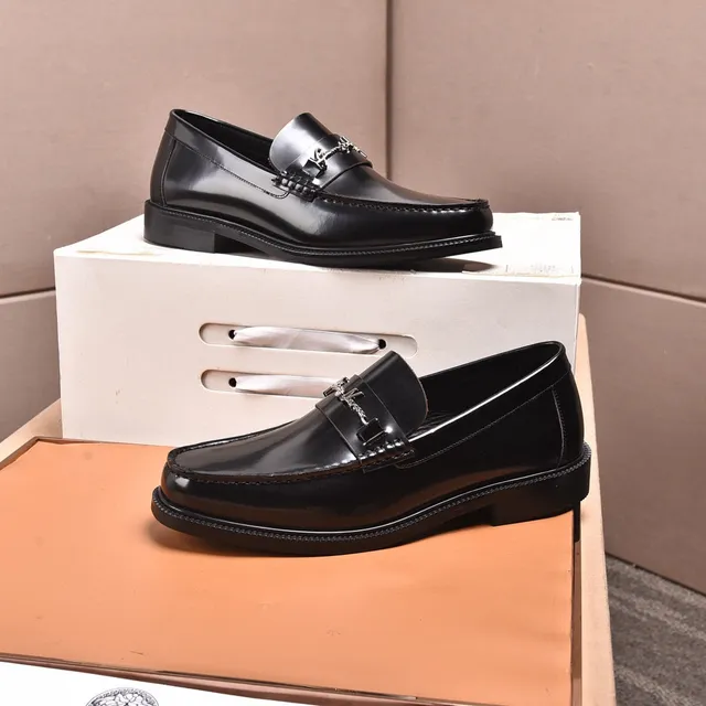 Versace Chain Reaction حذاء ليوفر جلد أسود مع حصان 8