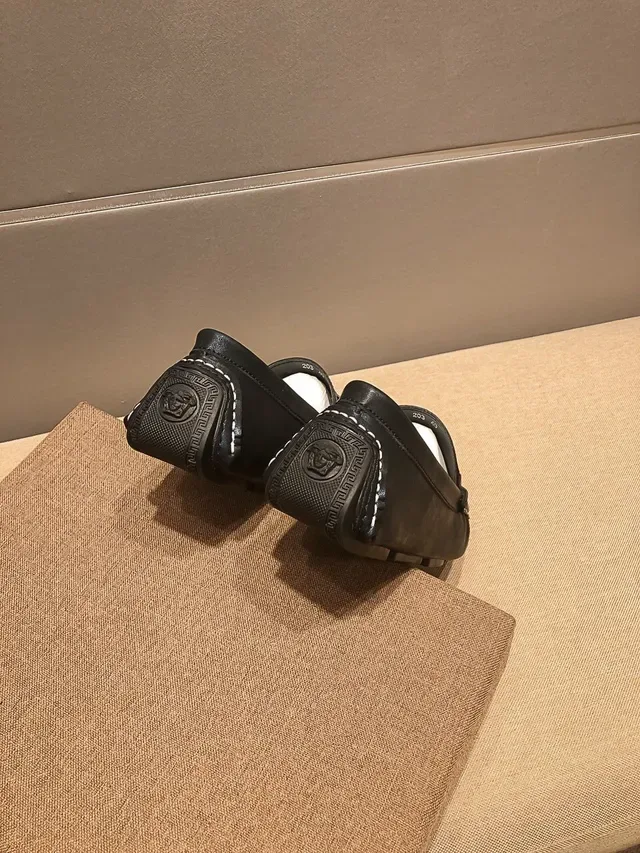 Versace Chain Reaction Zapatos Mocasin de Cuero Negro con Hebilla Medusa 2
