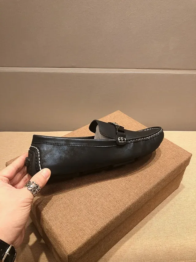Versace Chain Reaction Zapatos Mocasin de Cuero Negro con Hebilla Medusa 3