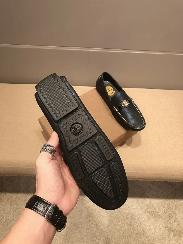 Versace Chain Reaction Zapatos Mocasin de Cuero Negro con Hebilla Medusa 4