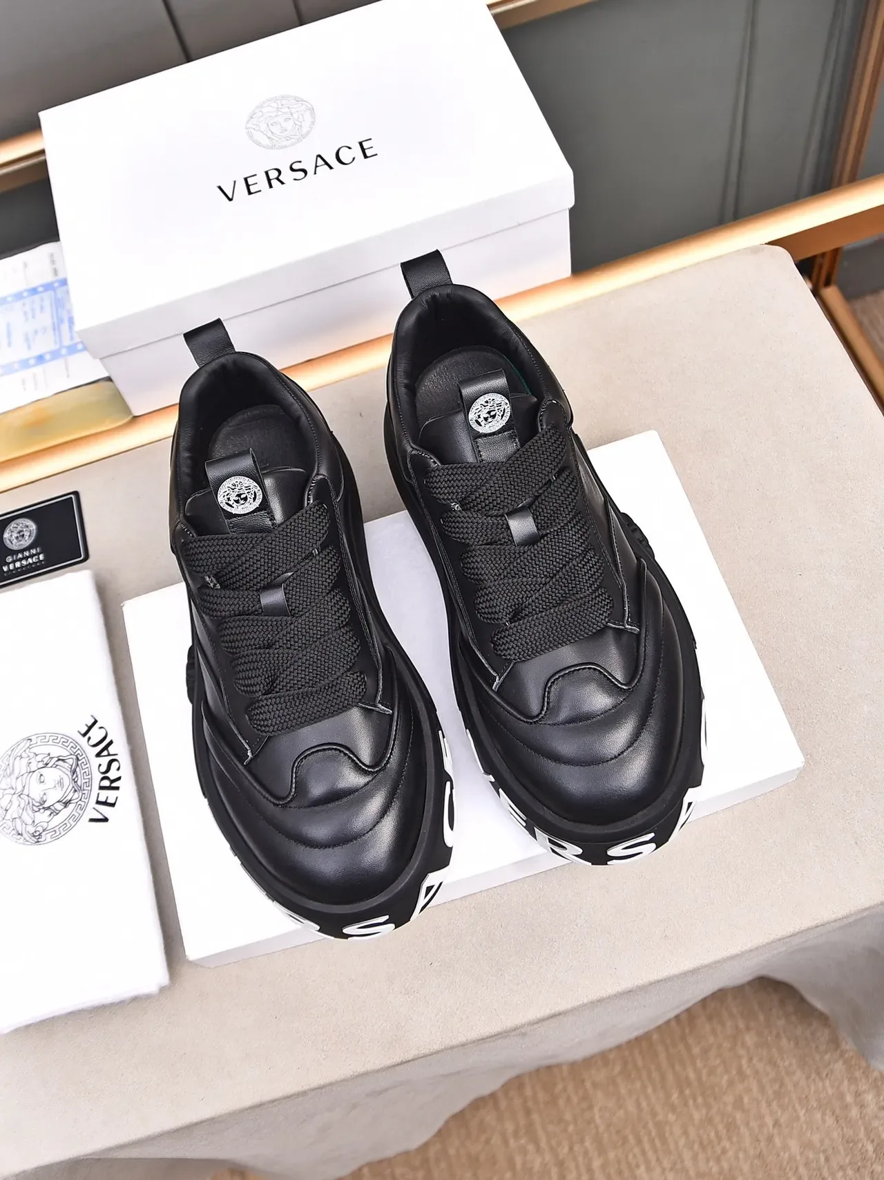 Versace Chain Reaction حذاء رياضي أسود جلدي منصة نمط حياة 3