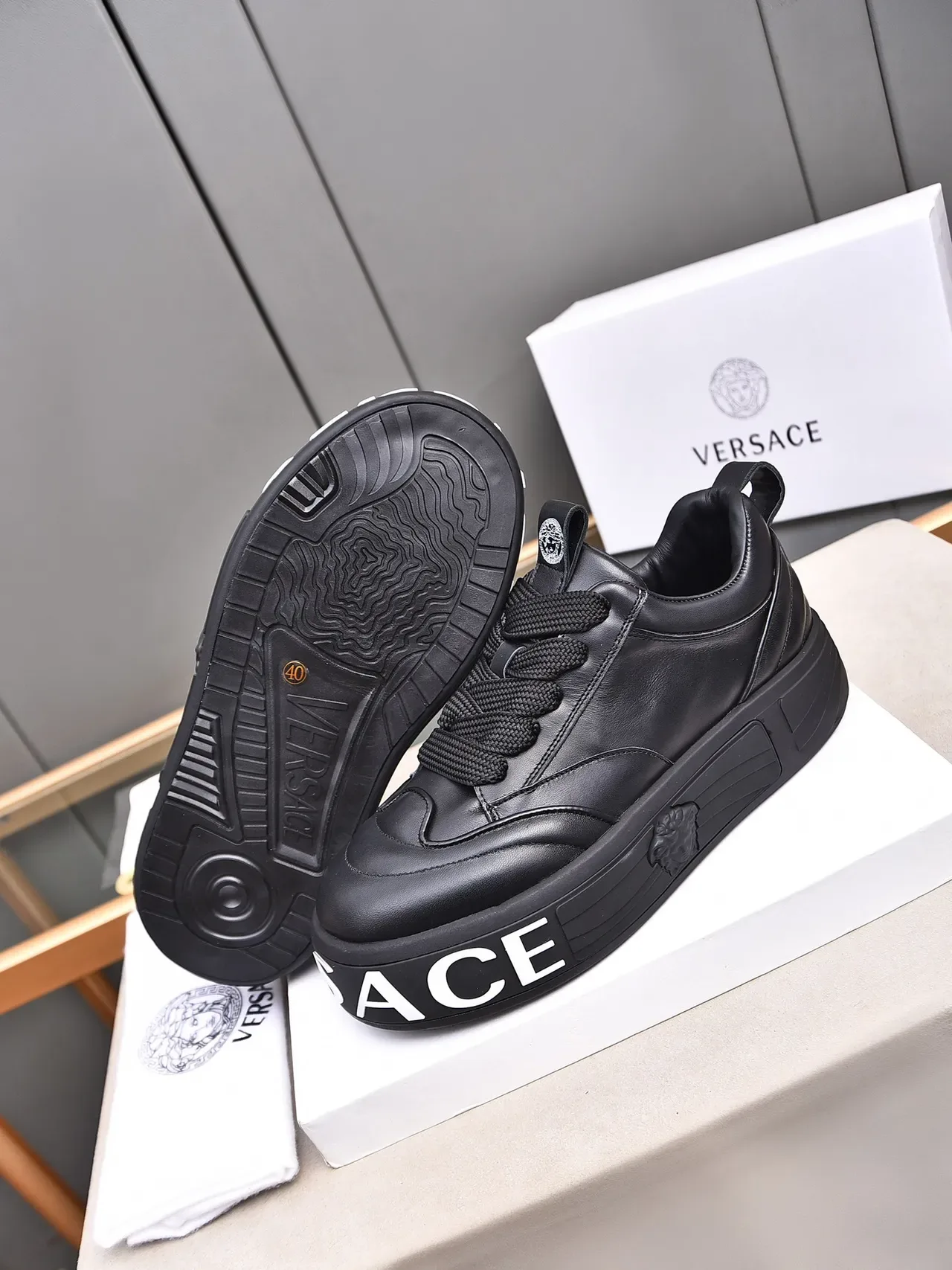 Versace Chain Reaction حذاء رياضي أسود جلدي منصة نمط حياة 4